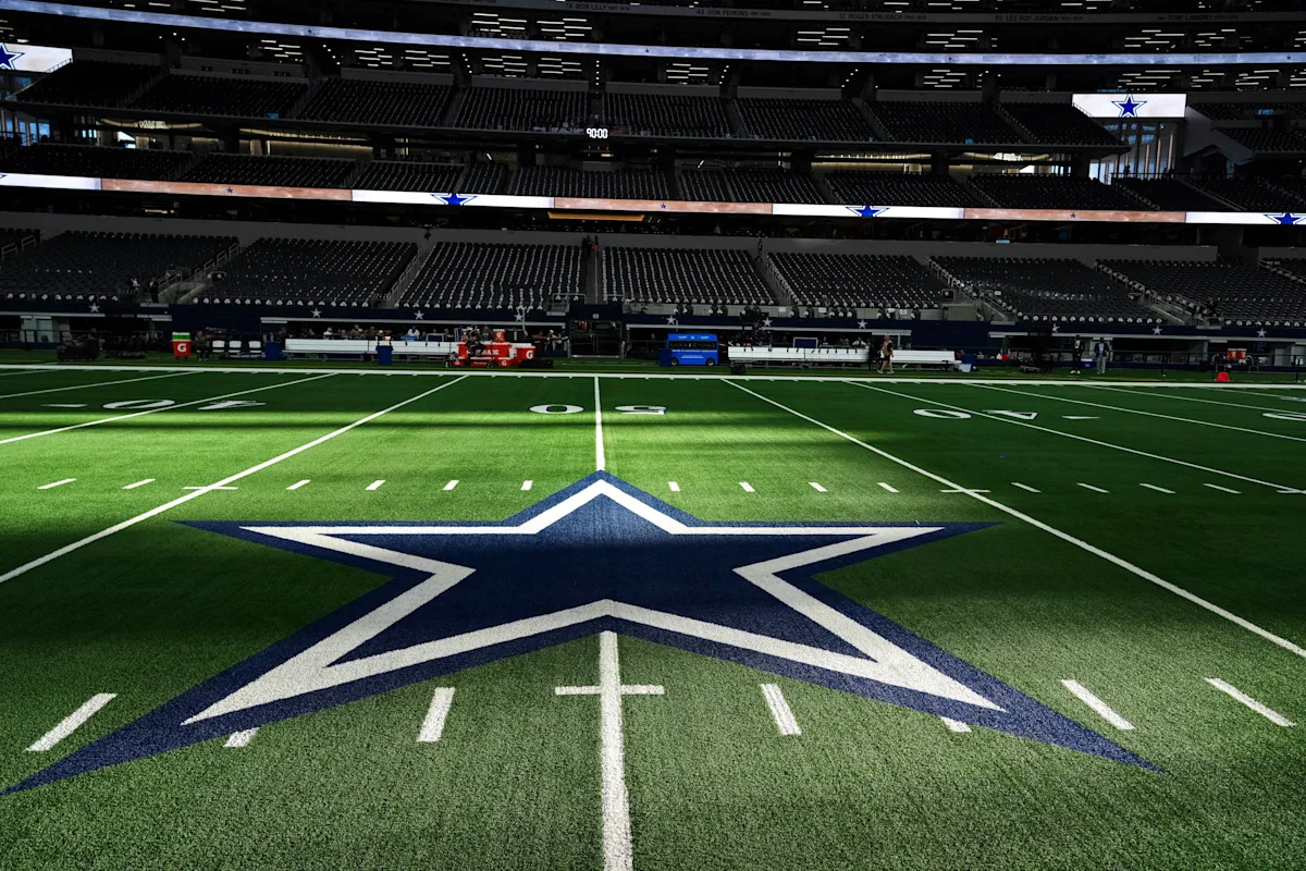 Bill Clinton crashes Cowboys' pre-draft news conference, delighting Jerry Jones observed today