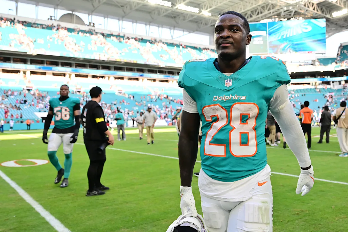 RB De'Von Achane reportedly at Dolphins' facility after missing voluntary workouts hits headlines